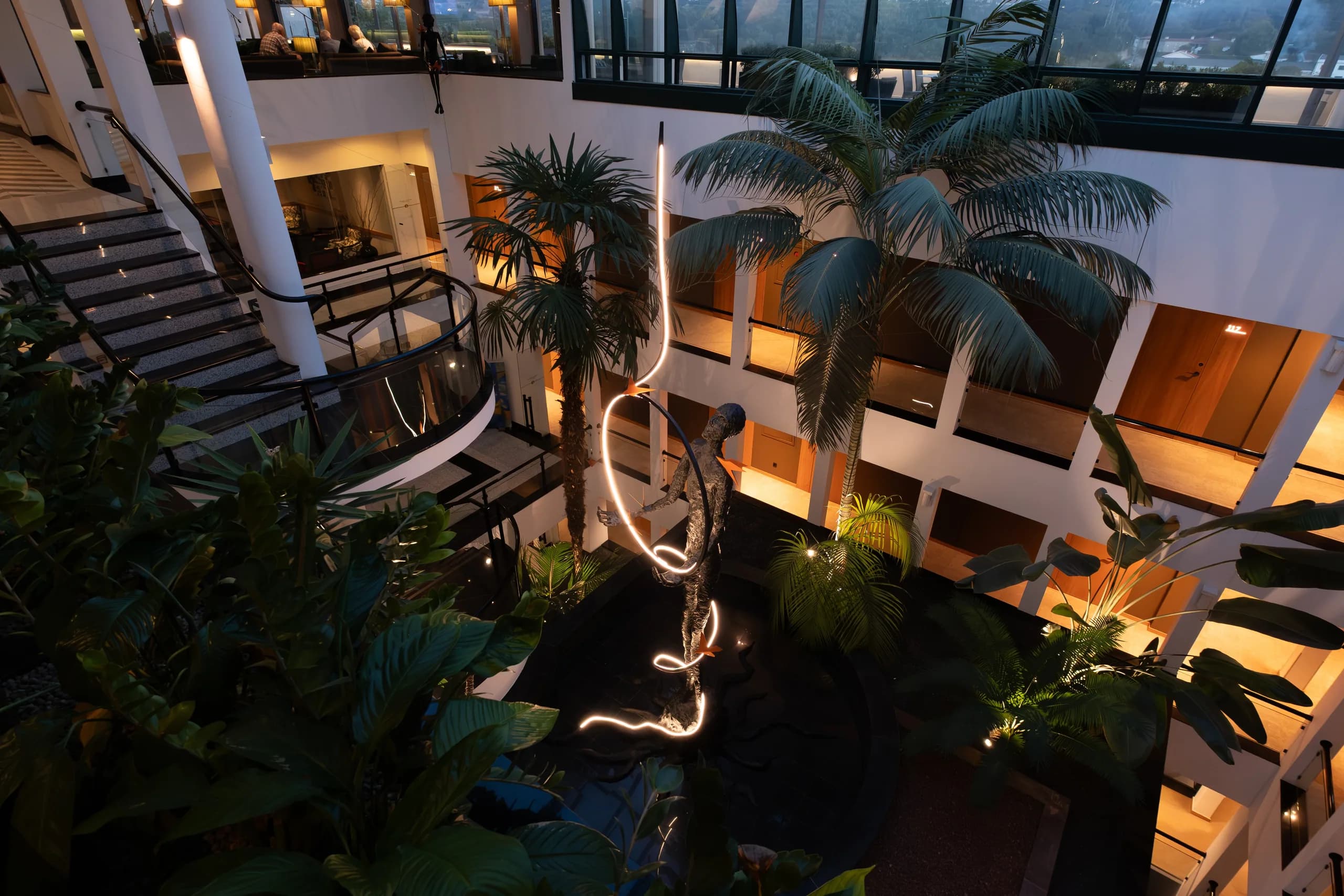 Categoria: Hotel de 4 estrelas; Capacidade de alojamento: 66 quartos e 2 suites; Restaurante,  Bar e Esplanada Salas para reuniões, conferências e eventos; Acesso Wi-Fi em toda a unidade; Sala de Fitness Estacionamento exterior e interior; Carregamento elétrico Localização central em Santo Tirso; 